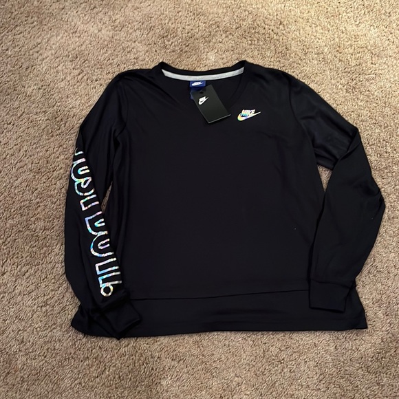 Nike Tops - NWT Nike long sleeve shirt